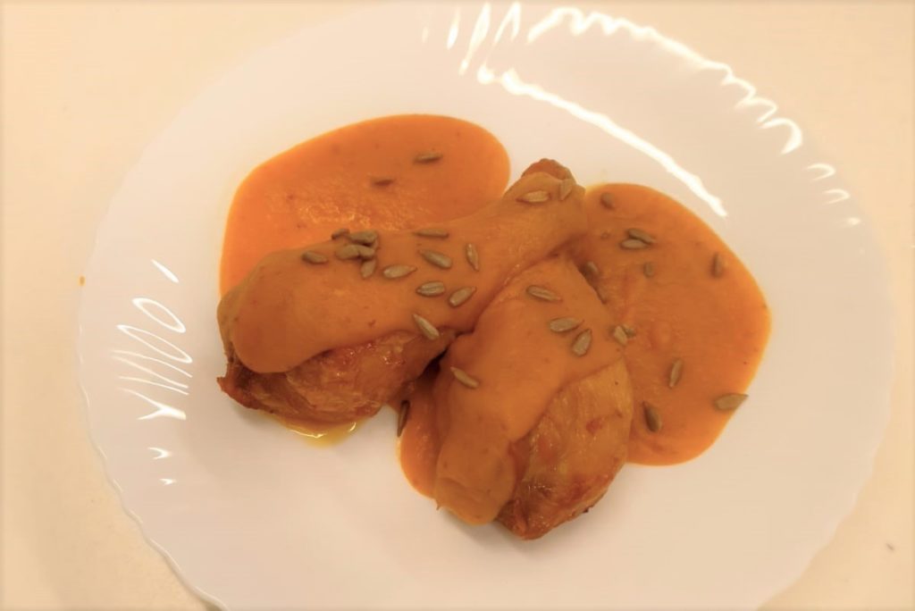 Pollastre amb salsa de moniatos i pipes, un plat del Cuinem Salut