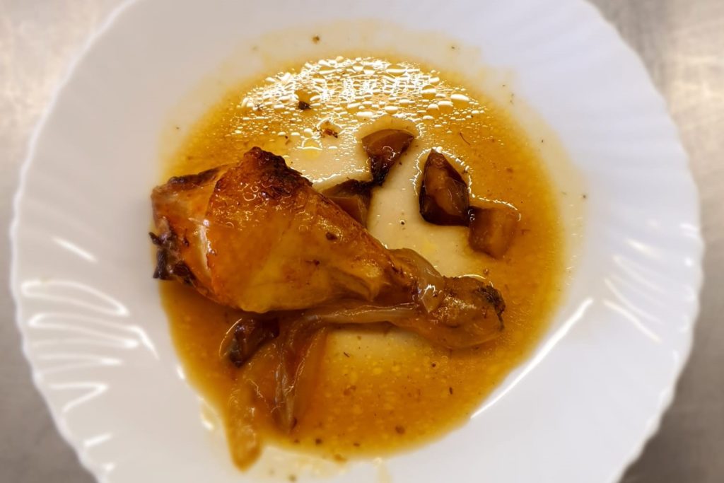 Pollastre al forn amb farigola, cuina amb aromàtiques
