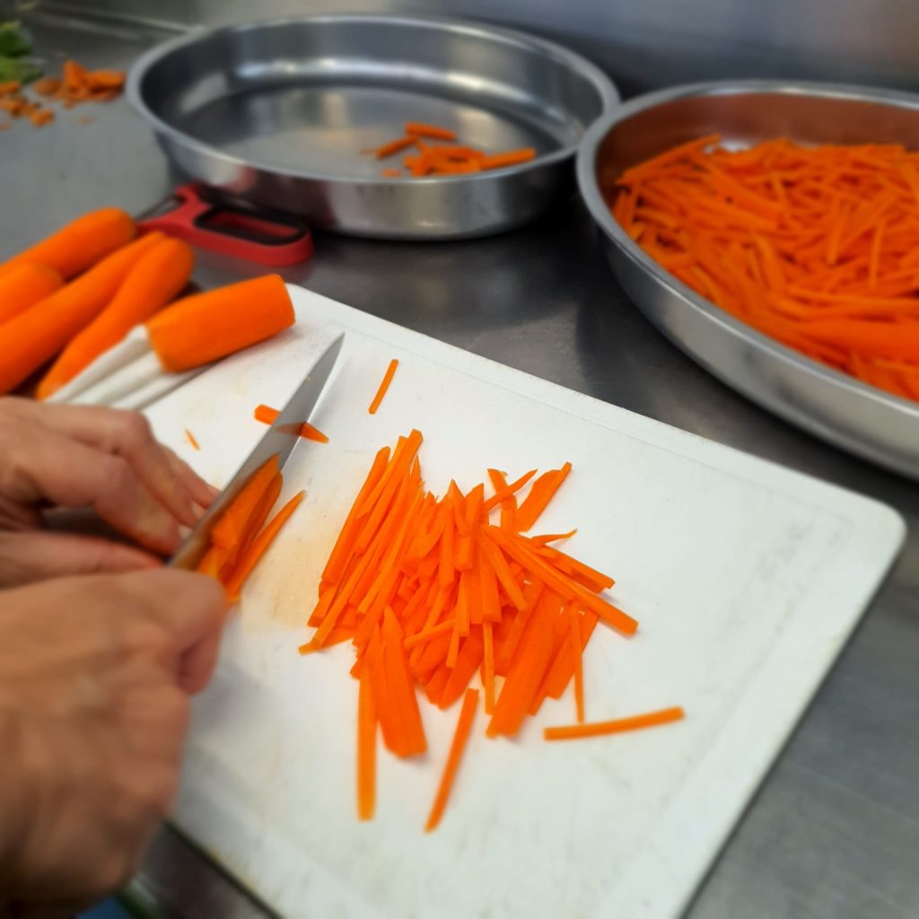 Desgustación de bastoncitos de zanahoria