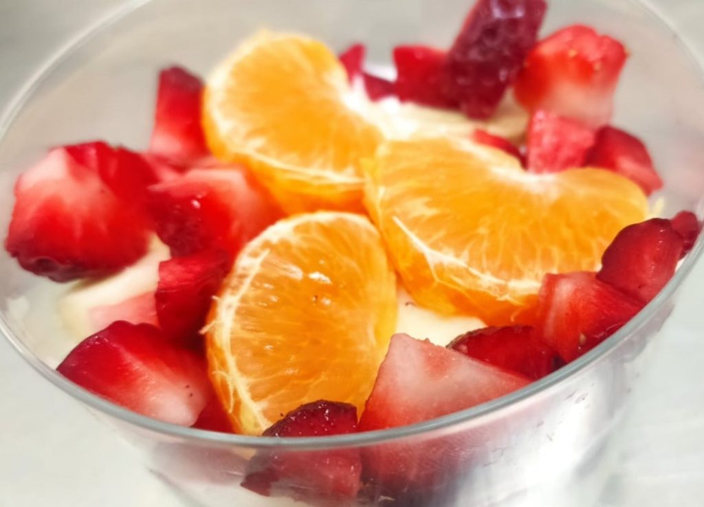 El combinado de yogurt con fruta fresca
